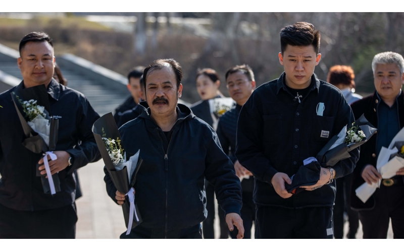 董事长携带部门党员怀想革命先烈