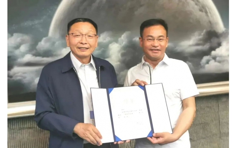 喀什大学讲授实际基地在J9九游集团集团挂牌 陈刚受聘客座教授