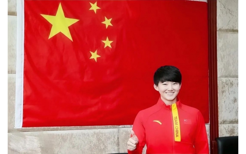 来了，世界冠军宫乃莹！